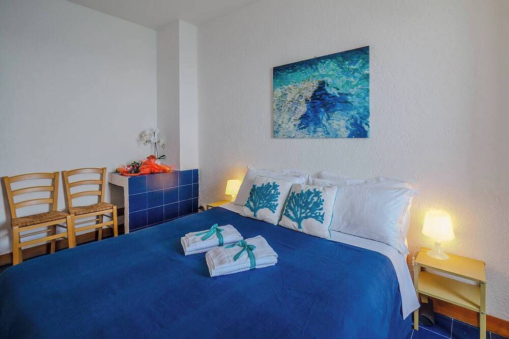 Entire apartment, La Lampara Sea View Terrace Apartment with Ac in Manarola, Riomaggiore Municipality