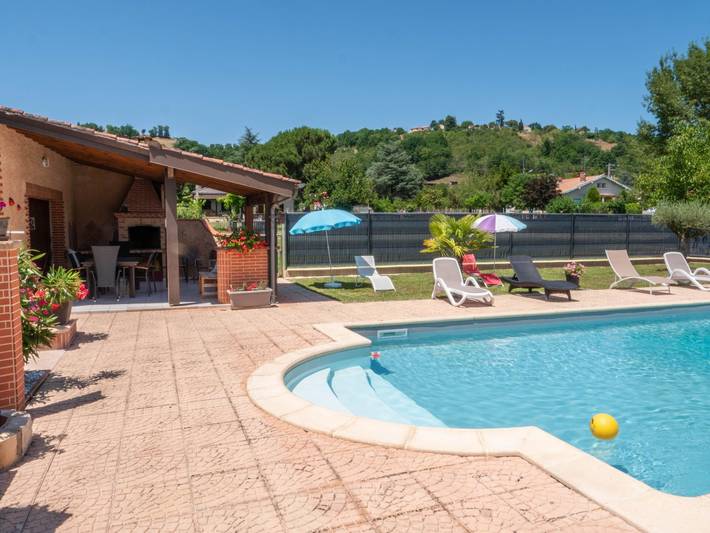 Gîte pour 8 personnes, avec piscine ainsi que jardin et terrasse