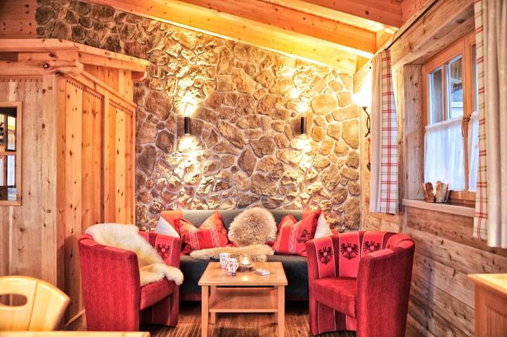 Chalet für 6 Personen, mit Terrasse und Whirlpool sowie Garten und Pool in Bichlbach