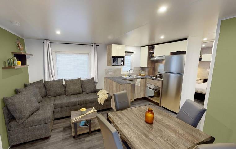 Camping pour 6 personnes, avec piscine et jardin ainsi que jacuzzi et bassin pour enfant