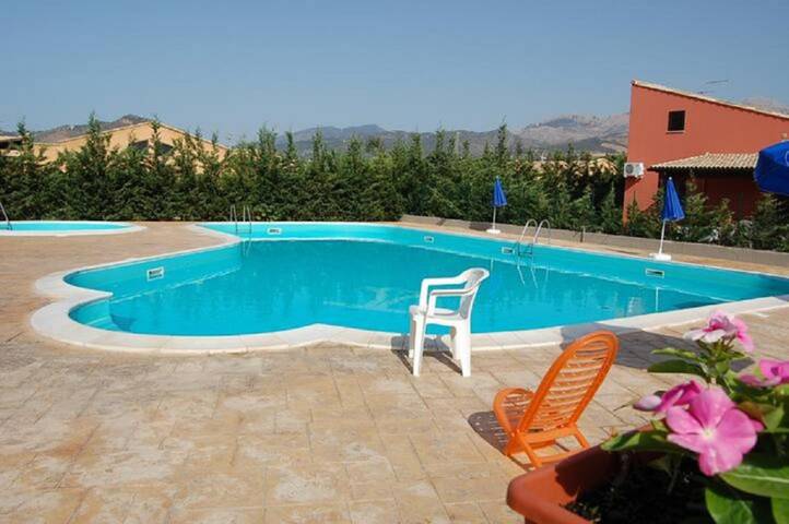 Villa con piscina per 10 persone, con Terrazza e Giardino nonché Piscina a Campofelice di Roccella