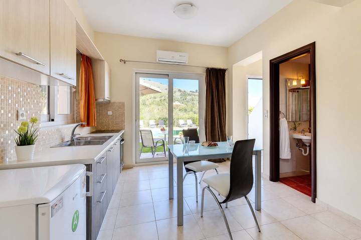 Gîte pour 2 personnes, avec Jardin et Piscine dans Georgioupoli - 4