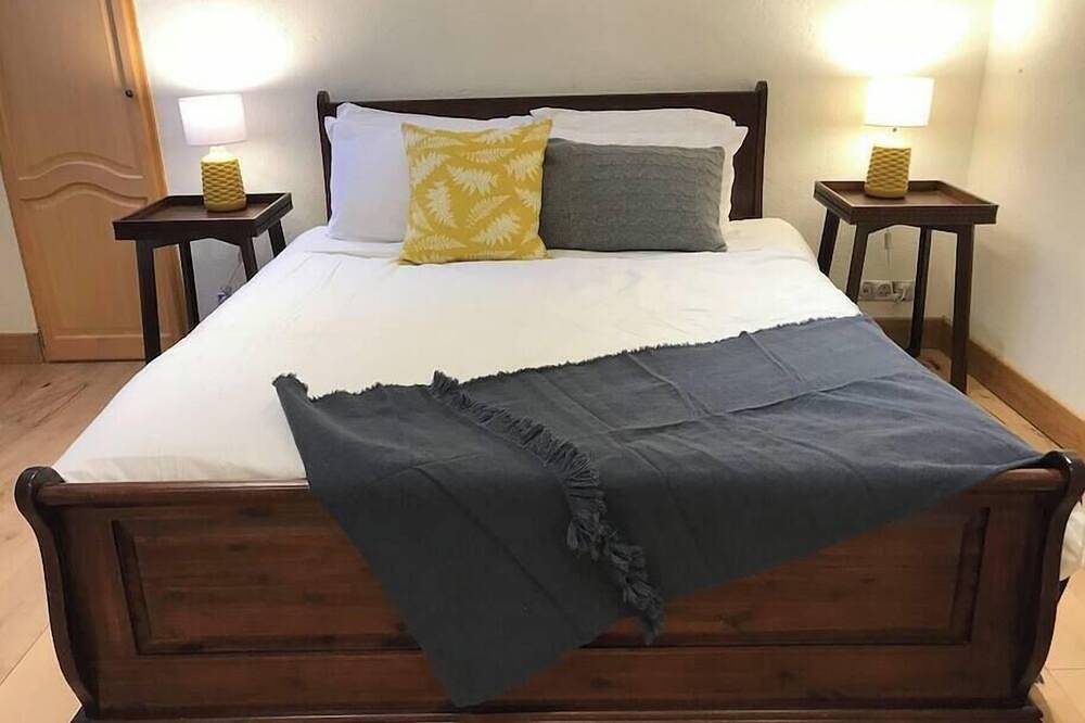 Luxury secluded chateau with pool and hot tub in Beynac-et-Cazenac, Périgord Noir