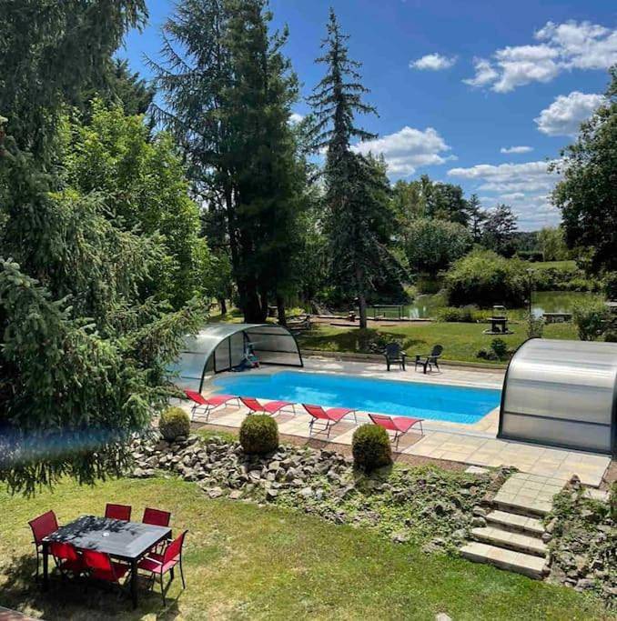 Gîte pour 6 personnes, avec vue ainsi que jardin et piscine à Montberthault