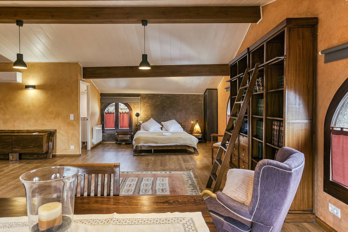 Apartamento entero, Apartamento 'Comanegra' con vistas a la montaña, Wi-Fi y aire acondicionado in Castellfullit de la Roca, Parc Natural de Zona Volcànica de la Garrotxa