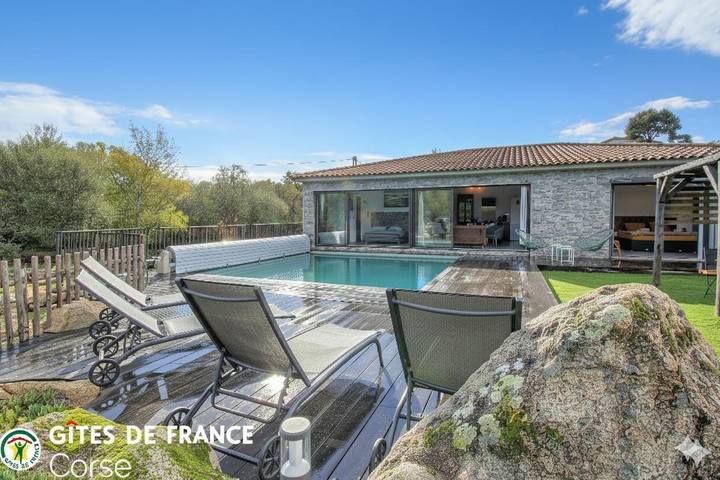 Gîte pour 4 personnes, avec Terrasse ainsi que Jardin et Piscine