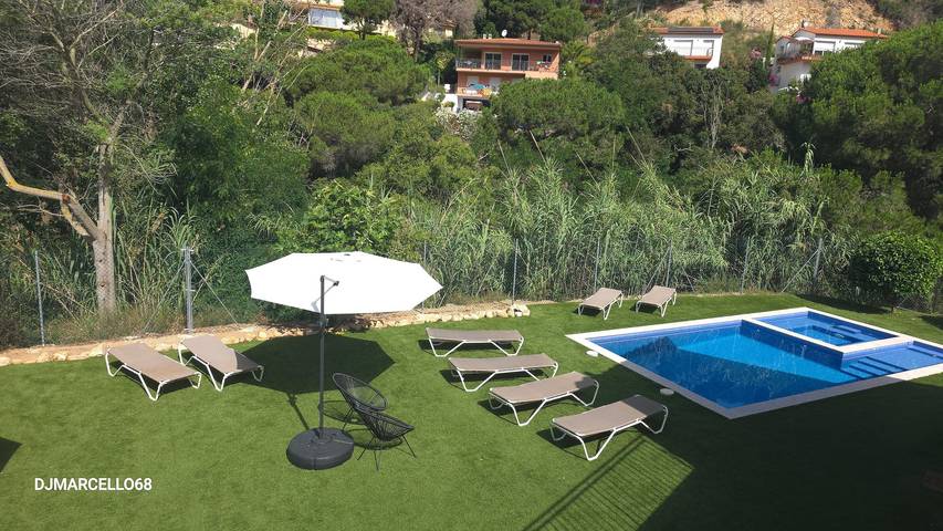 Ferienhaus für 14 Personen, mit Kinderpool und Whirlpool sowie Garten in Lloret de Mar