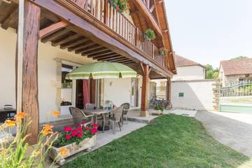 Gîte pour 4 personnes, avec jardin dans Auxant