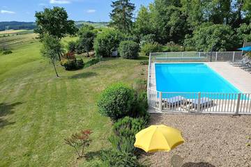 Gîte pour 14 personnes, avec jardin et balcon à Nanteuil-Auriac-de-Bourzac