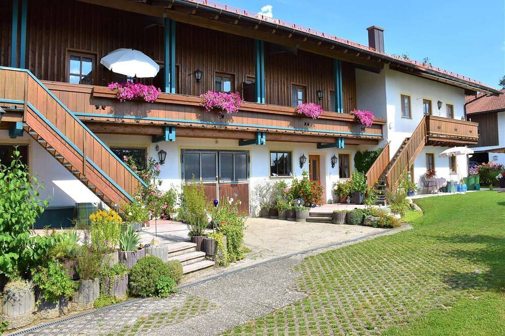 Ganze Wohnung, Nr. 4 Ferienwohnung, 42 qm Obergeschoss, 1 separates Schlafzimmer in Kurf, Bad Endorf