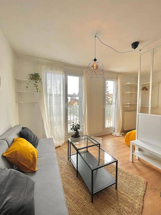 Appartement entier, One-Bedroom Apartment in Paray-Vieille-Poste, Essonne