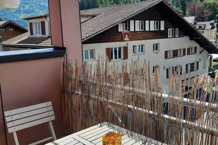 Ganze Wohnung, Geräumige, helle, sonnige Balkone. Nah an allen Annehmlichkeiten. Großartige Aussichten. in Matten bei Interlaken, Thunersee