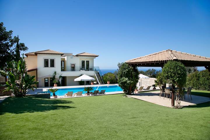 Villa for 8 people, with pool and children pool as well as garden in Aphrodite Hills