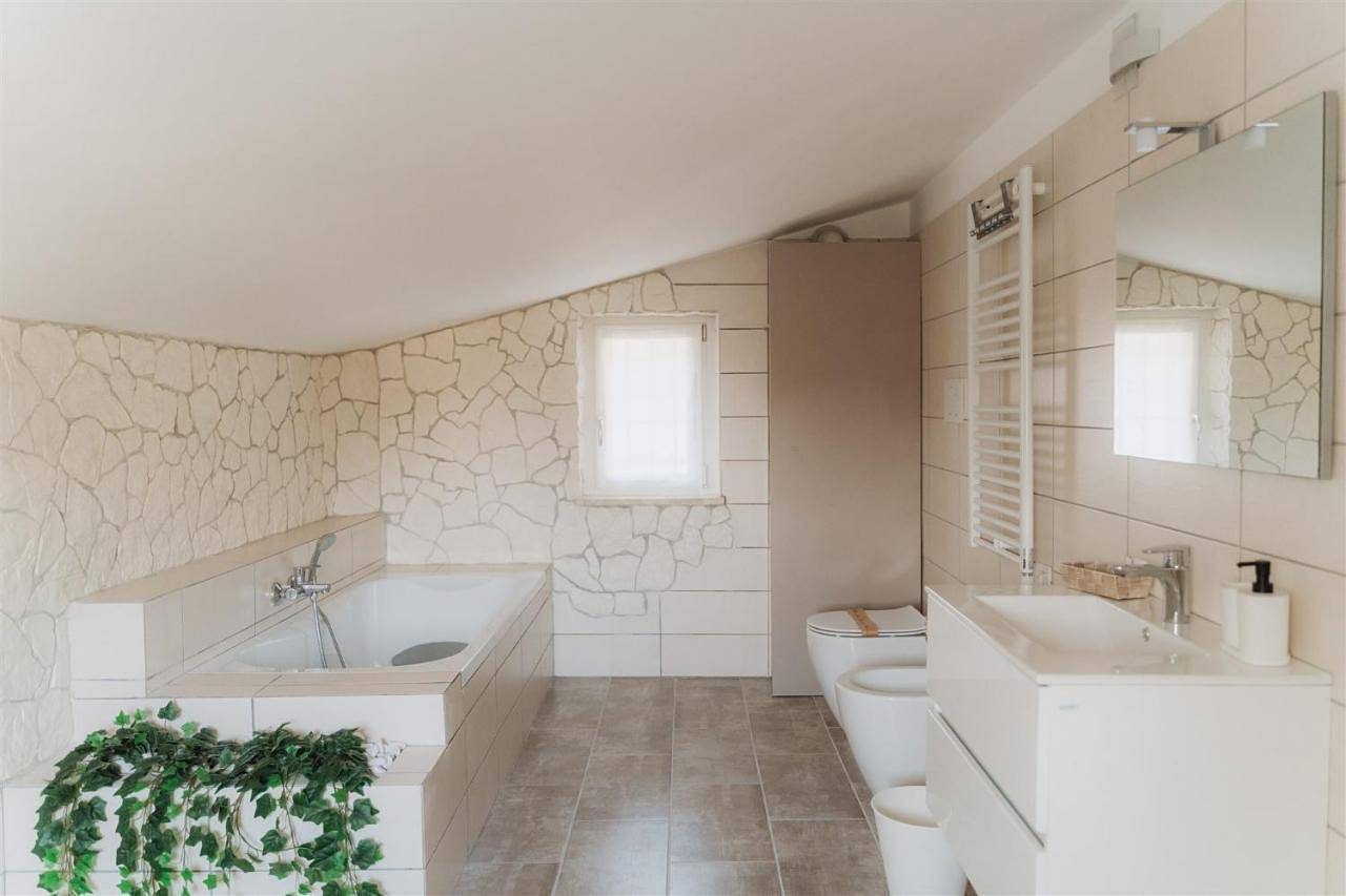 Double Room with Private External Bathroom in Sona, Gardasee-Berge