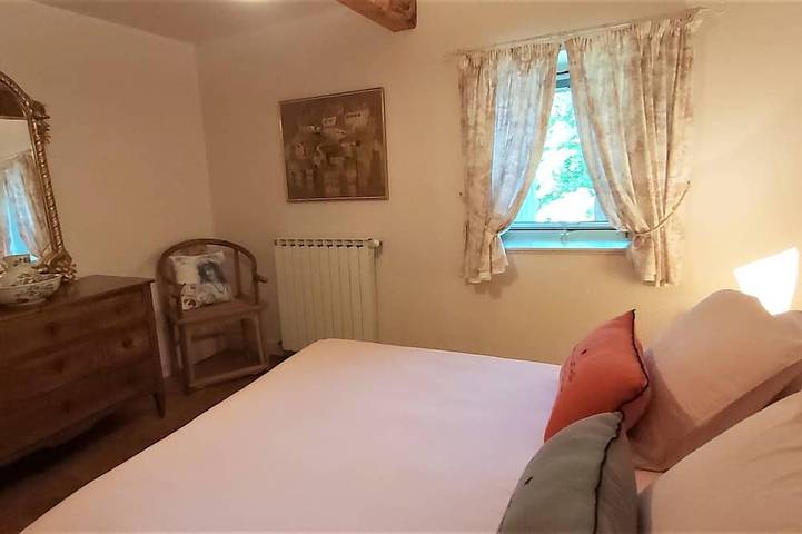 Gîte pour 2 personnes, avec terrasse ainsi que piscine et jardin à Montjoi - 4