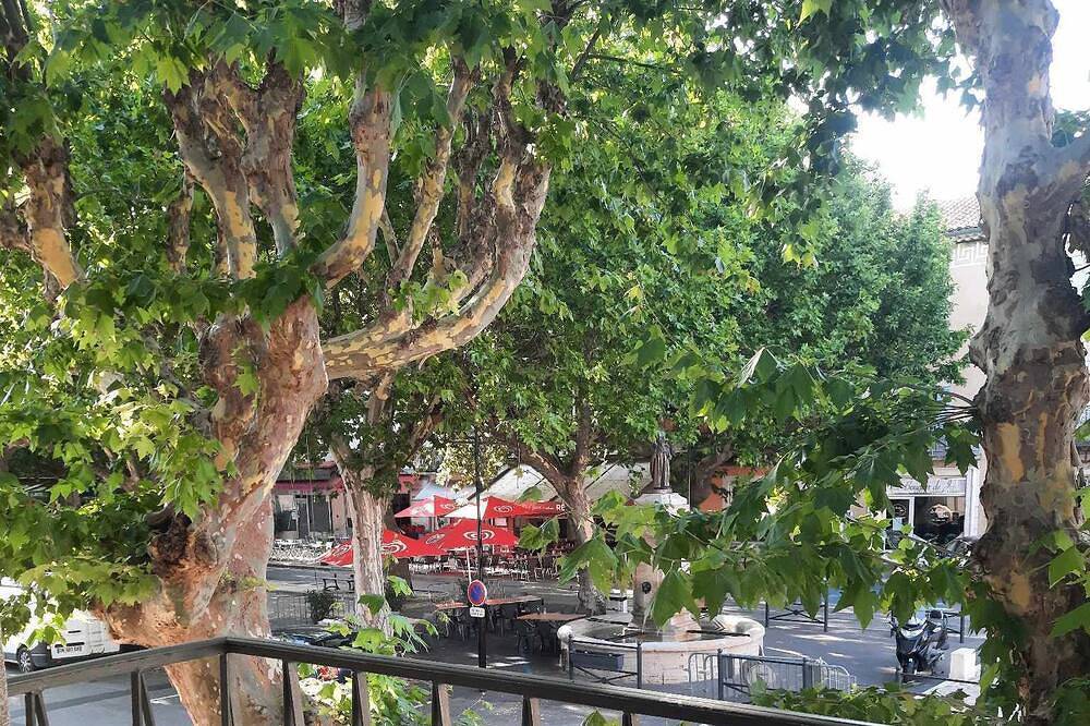 Appartement entier, Appart' Hôtel tout confort avec balcon in Tulette, Région de nyons