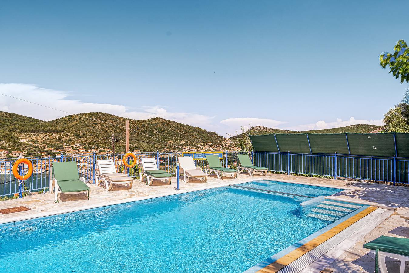 Studio entier, Studio 'Veronis 2' avec vue sur la mer, piscine partagée et Wi-Fi. in Vathy, Ithaque