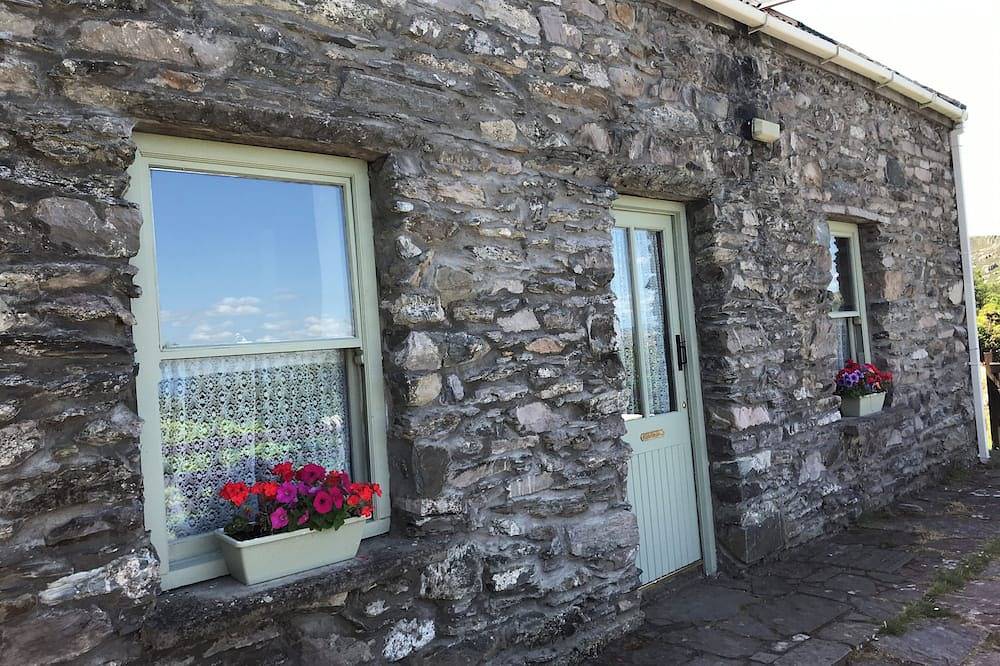 Traditional cosy stone cottage with sea views in County Kerry