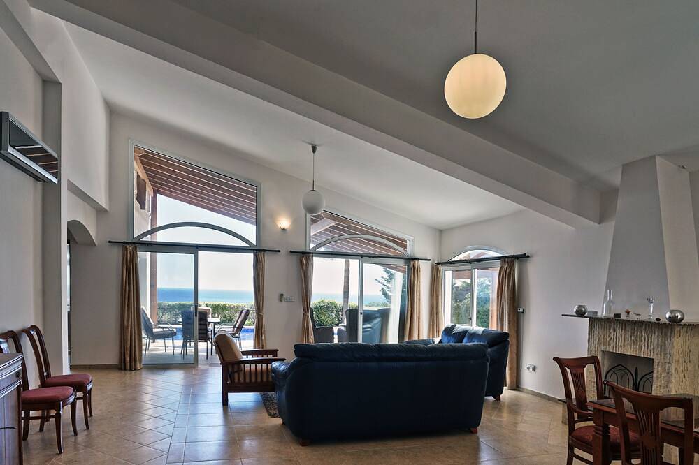 Neu! Luxusvilla am Meer mit privatem Pool und atemberaubendem Meerblick in Πισσούρι, Südzypern