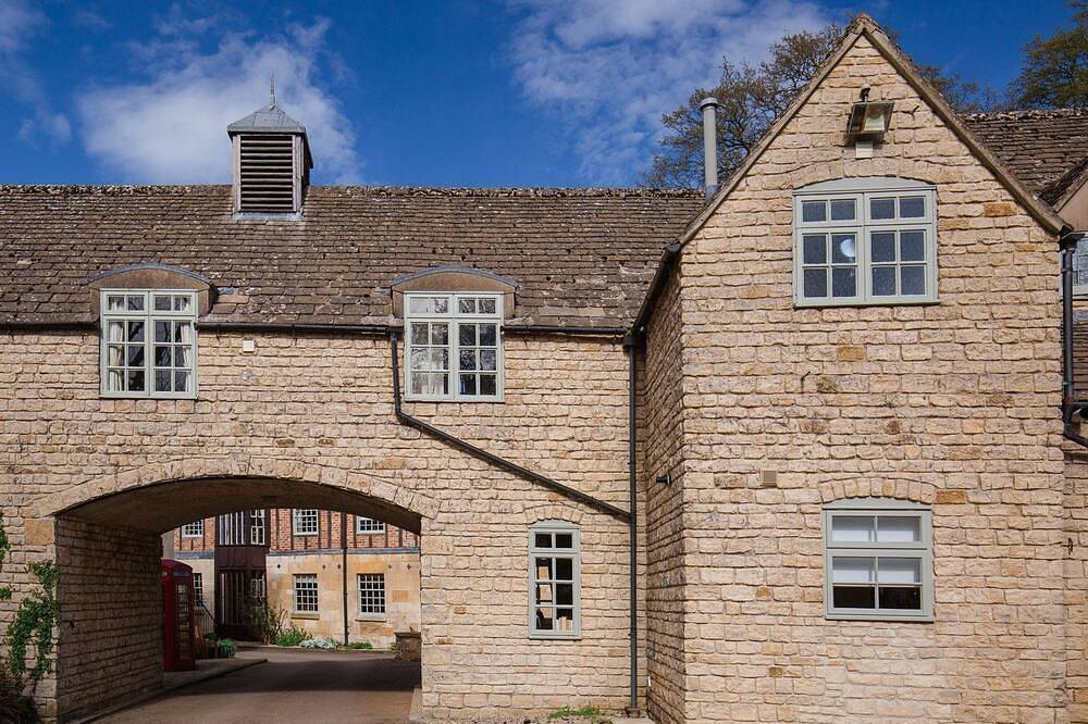 A sudeley castle cottage that sleeps 4 guests  in 2 bedrooms in Winchcombe, Gloucestershire