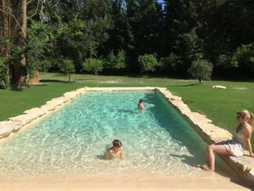 Villa pour 9 personnes, avec bassin pour enfant et jardin ainsi que vue et piscine, adapté aux familles à Avignon