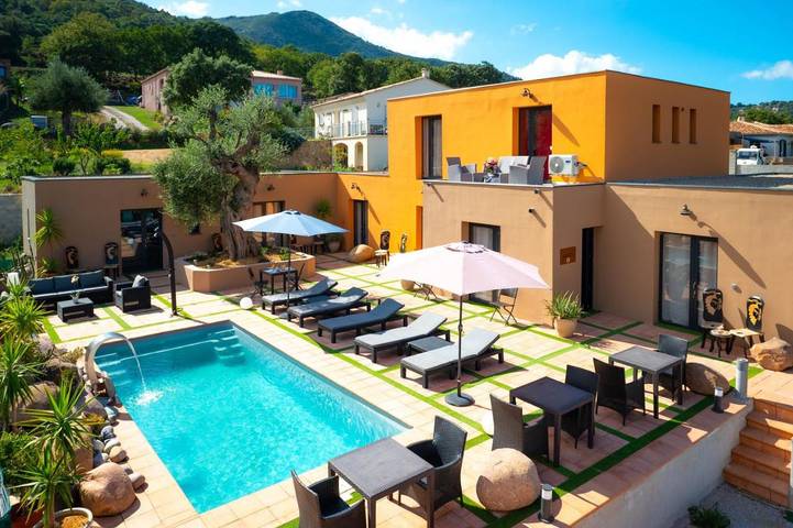 Chambre d’hôte pour 2 personnes, avec terrasse et bassin pour enfant ainsi que vue et piscine