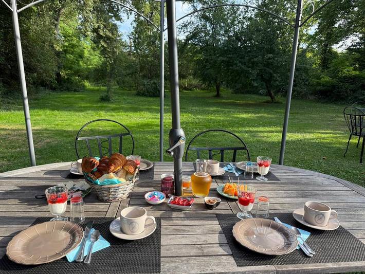 Location de vacances pour 2 personnes, avec piscine et vue ainsi que balcon et jardin à Saint-Loup-Géanges - 2