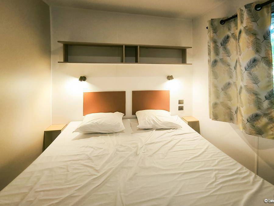 Flower Camping De La Forêt - Mobilhome 2 personnes - Mobil-Home Standard 22m² - 1 chambre + terrasse semi-couverte 12m² in Larzicourt, Lac du Der-Chantecoq