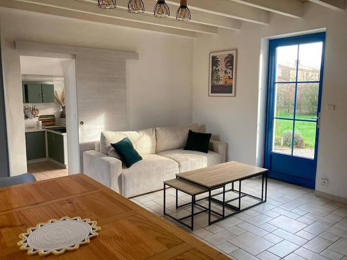 Gîte pour 10 personnes, avec terrasse ainsi que jardin et jacuzzi, adapté aux familles à Péault