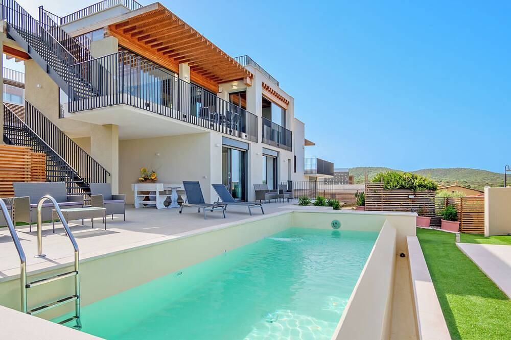 Villa Mirtillo with sea view and pool 400 mt from Golfo Aranci beach in Quinta Spiaggia, Golfo Aranci