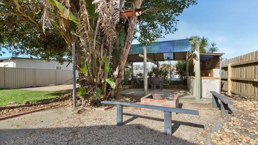 Holiday home for 16 people, with pool and garden, with pets in Lakes Entrance