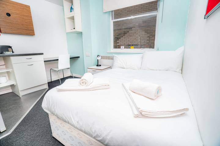 Entire holiday apartment, Lovely Modern Central Coventry Budget Studio in Coventry, Birmingham Area