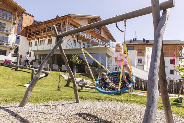 Hotel für 4 Personen, mit Balkon und Terrasse sowie Garten und Pool in Obertilliach