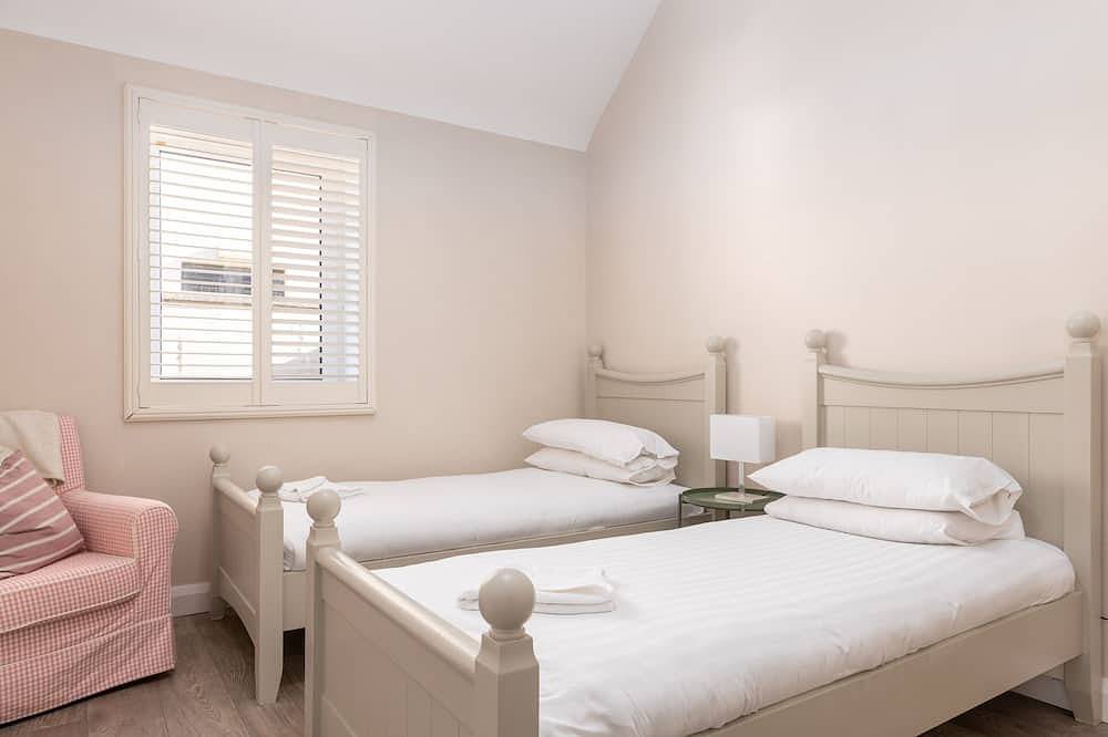 Ganze Wohnung, The Dell 18 - With golf course and sea views! in Lahinch, County Clare