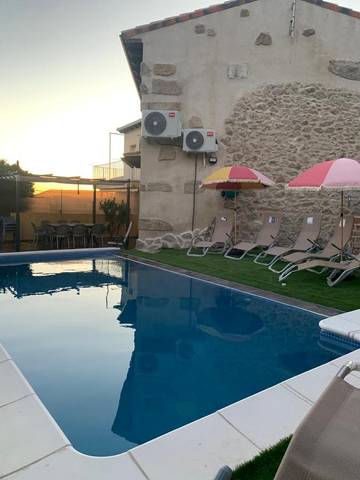 Casa rural para 8 personas, con jardín además de vistas y piscina en Casas del Monte