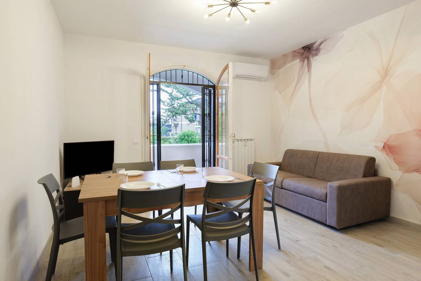 Ganze Wohnung, Apartment 'I Due Orologi' mit Balkon, Wlan und Klimaanlage in Peschiera del Garda, Gardasee-Berge