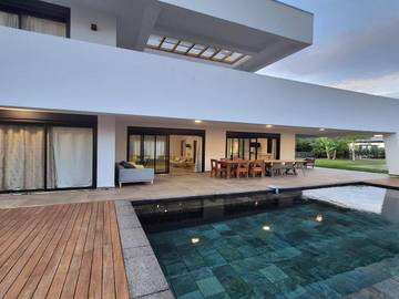 Location de vacances pour 12 personnes, avec vue ainsi que piscine et jardin à La Possession