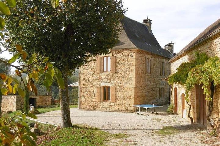 Gîte pour 11 personnes, avec terrasse ainsi que jardin et piscine à Prats-de-Carlux