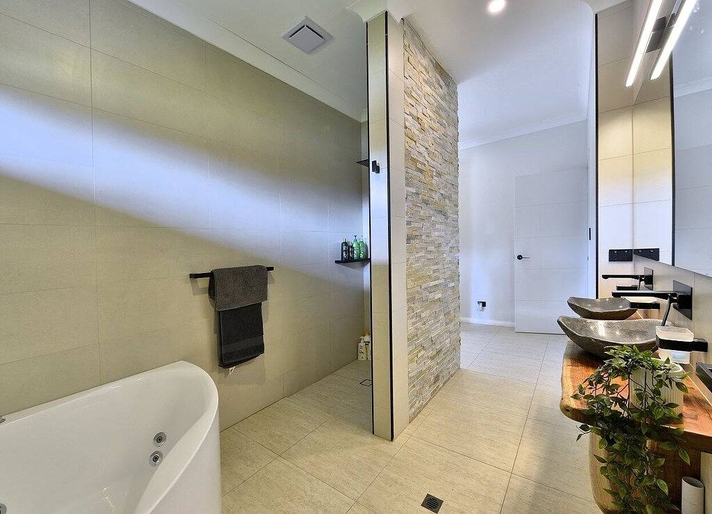 Stunning home on 5 acres with Infinity Pool & Fireplace in Mandurah, Western Australia