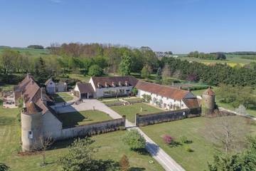 Gîte pour 20 personnes, avec jardin et piscine ainsi que sauna et terrasse à Gy-les-Nonains