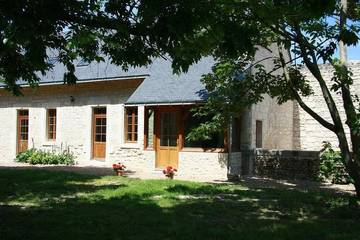 Gîte pour 8 personnes, avec piscine ainsi que jardin et terrasse à Neuillé