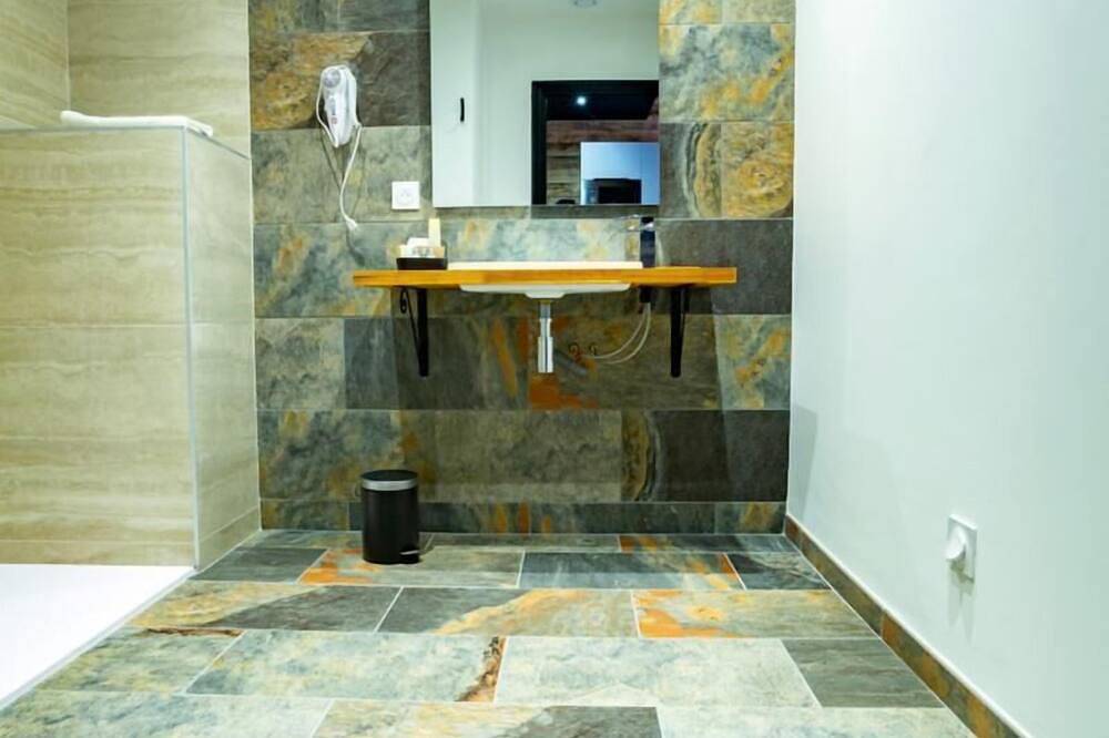 Apartamento entero, Apartment Disability Access \"Le Chalet\" in Sainte-Tulle, Parque natural regional del Luberon