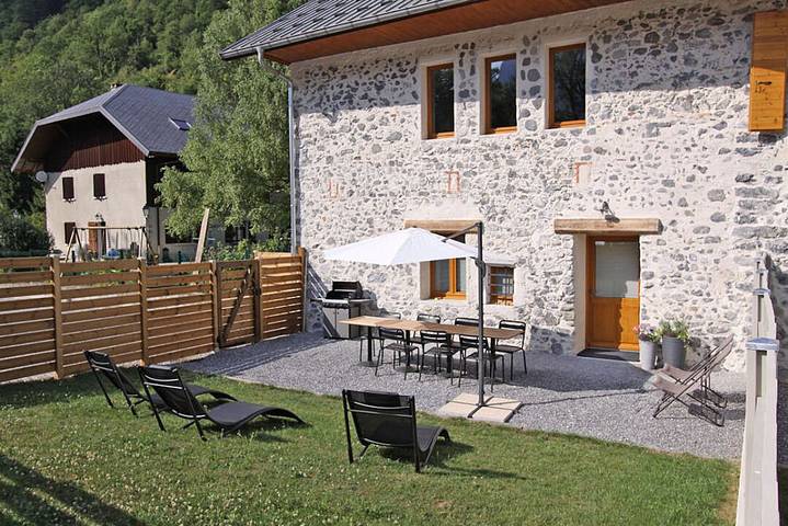 Gîte pour 5 personnes, avec terrasse et jardin