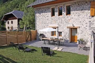Gîte pour 5 personnes, avec terrasse et jardin à Faverges