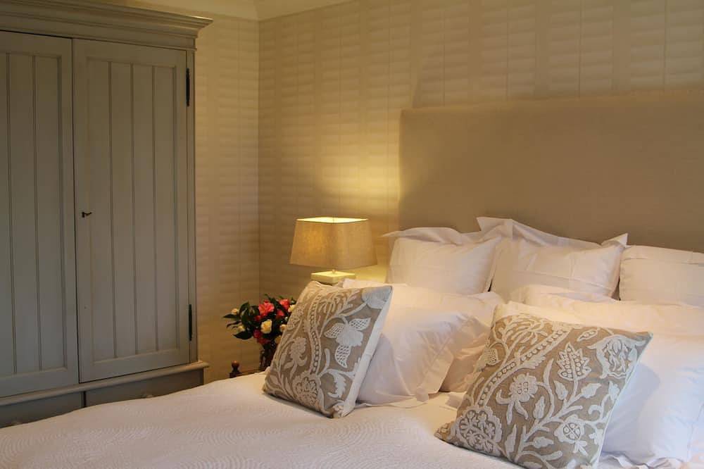 Stylish Four Bedroom Clapboard Cottage in Picturesque Helford in Helford, Cornwall