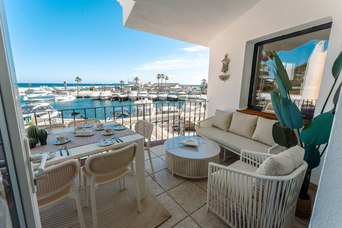 Ganze Wohnung, Apartment mit 4 Schlafzimmern direkt am Yachthafen von Puerto Cabopino, nur wenige Schritte zum Strand in Playa Cabopino, Marbella