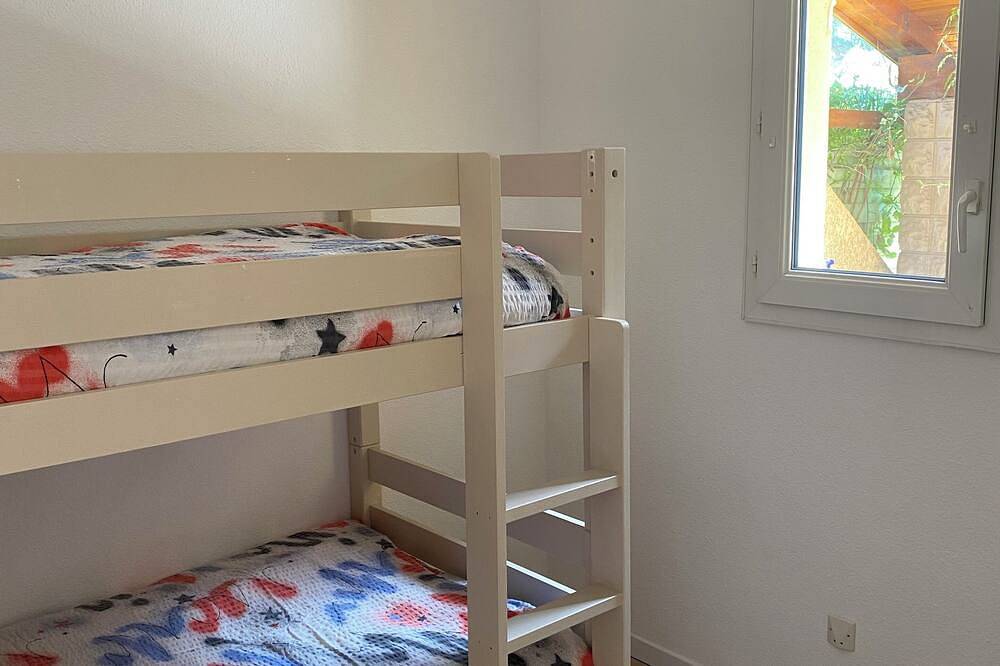 Le petit atelier in Provence with swimming pool and air conditioning in Eyguières, Region de Arles