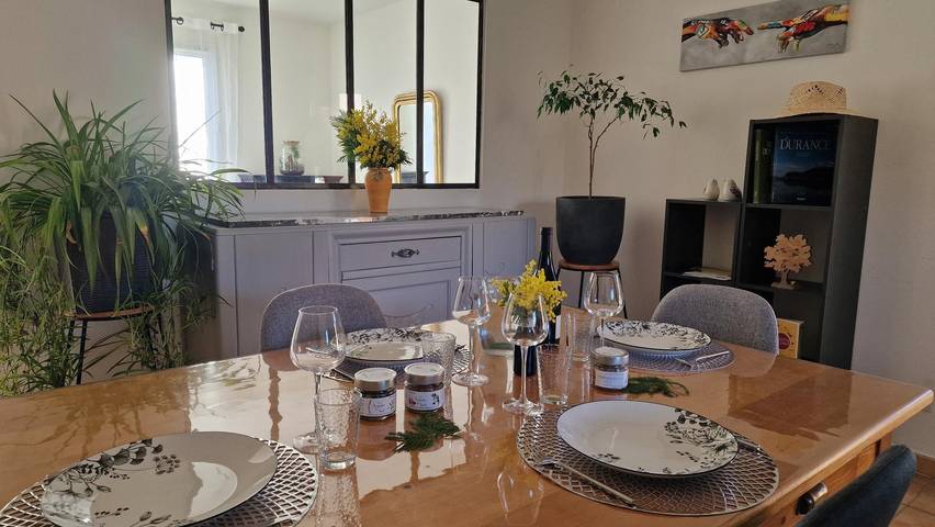 Gîte pour 4 personnes, avec Terrasse ainsi que Jardin et Piscine