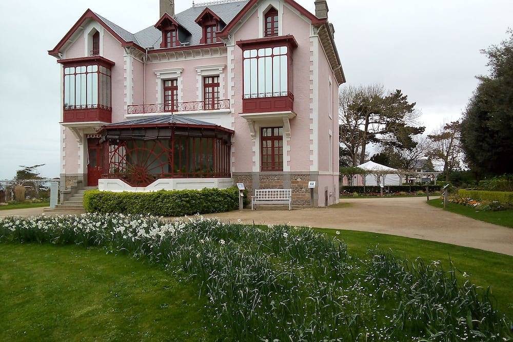 Appartement entier, Bel appartement avec vue mer depuis le balcon in Granville, Côte de la Déroute