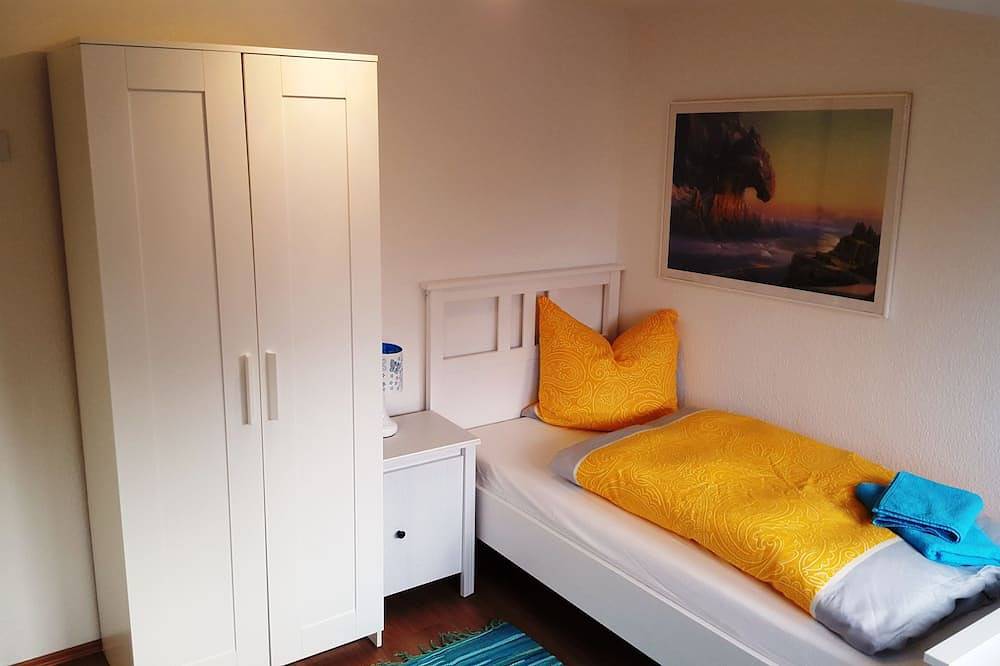 Entire apartment, Vacation apartment with 3 separate bedrooms! Subway connection! Free Wlan in Nuremberg, Franconia